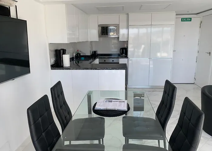 Skol 927A - Beachfront Central Luxury Penthouse